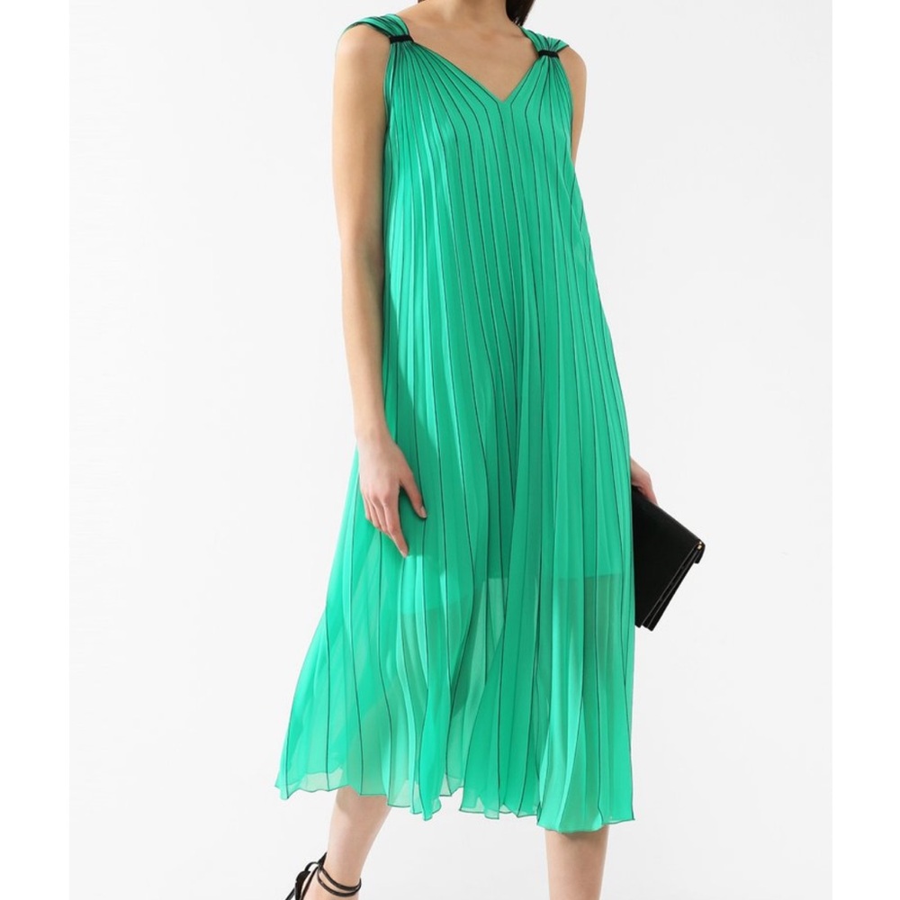 ESCADA
SPORT
Pleated dress,size 34.